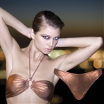 Panos Emporio Aspasia Bikini. Toppaamaton, olkaimeton bikini hyvännäköistä kimaltavaa pronssia. Bikiniyläosa on sopiva sinulle, jolla B-C –kuppi...