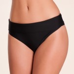 Panos Emporio Mythos 09. Fold Down Brief. Leikatut housut korkealla lahjeleikkauksella. Leveän vyötärön voi taittaa.
Materiaali: 80% polyamidia...